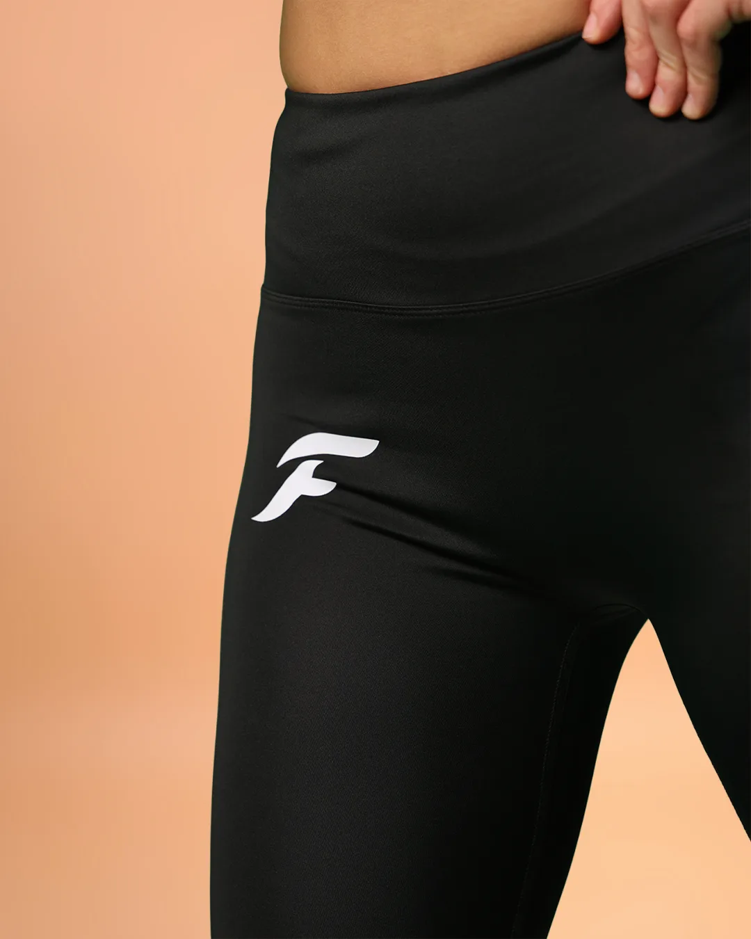 Tight trousers — صورة 3